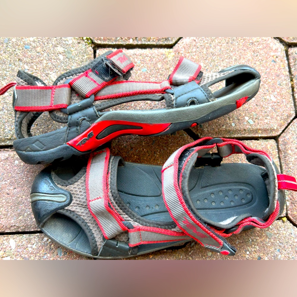 TEVA mens size 5 waterproof hiking sandals